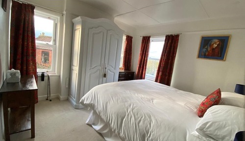 Habitación superior con 1 cama doble o 2 individuales, baño privado