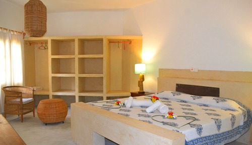 Habitación superior con 1 cama doble o 2 individuales, vistas a la piscina