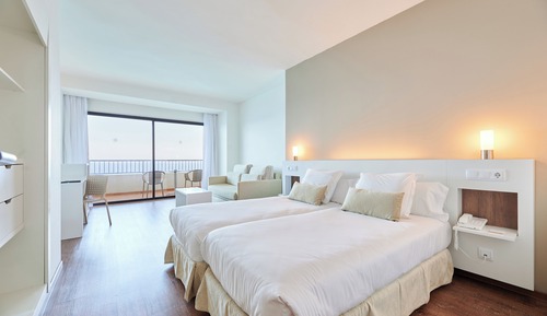 Habitación doble superior, balcón, vistas al mar (2 adults+ 1 child)