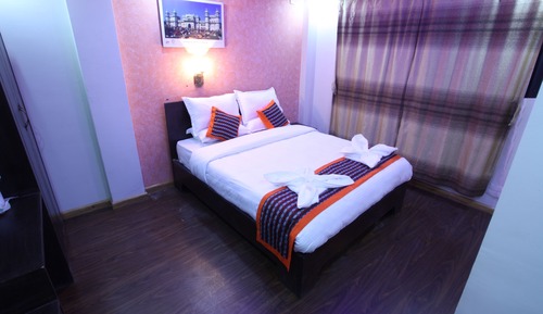 Habitación estándar doble, 1 cama de matrimonio grande, vistas a la colina