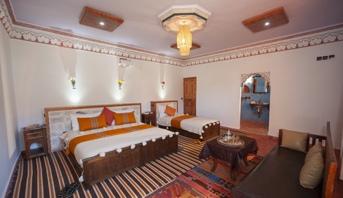 Habitación triple superior, varias camas, vistas al jardín