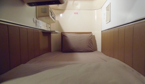 Habitación, solo para hombres, baño compartido (Capsule, Cash Only)