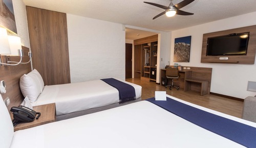 Habitación superior con 2 camas individuales, varias camas