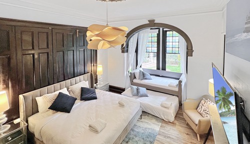Heritage Family Room Shared Bathroom