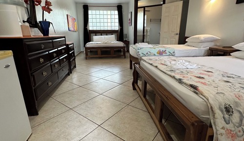Habitación Confort, varias camas, frigorífico, en la zona del patio
