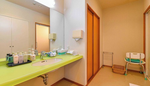 Habitación económica con 2 camas individuales, 2 habitaciones, no fumadores (Universal Twin Room)