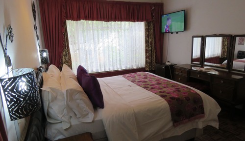 Deluxe Queen Suite