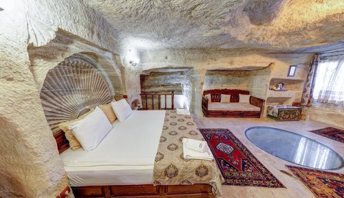 Deluxe Cave Suite Jacuzzi