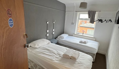 Habitación estándar con 2 camas individuales, baño privado