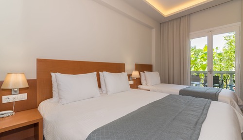 Habitación triple, vistas al jardín