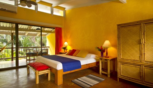 Habitación superior, balcón, vistas parciales al mar