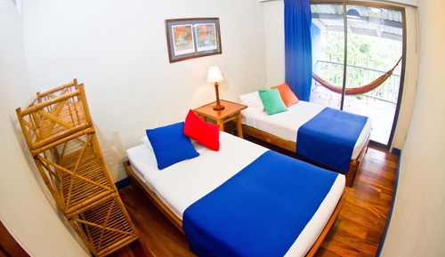 Villa familiar, 2 habitaciones, cocina, vistas parciales al mar