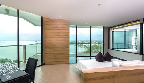 1-Bedroom Oceanfront Suite