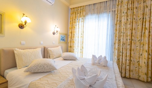 Habitación triple económica, 1 habitación, balcón, vistas al jardín