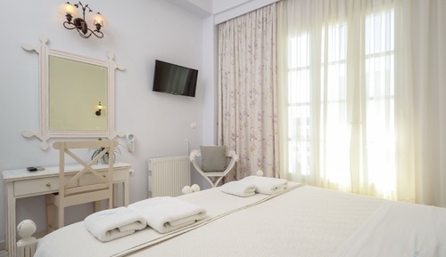 Habitación estándar con 1 cama doble o 2 individuales, vistas parciales al mar