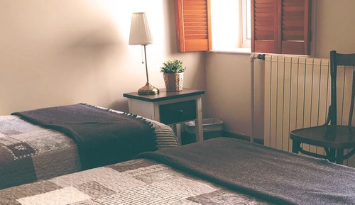 Habitación básica con 2 camas individuales