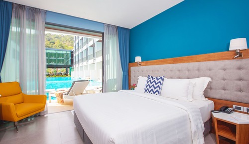 Deluxe Pool Access Room