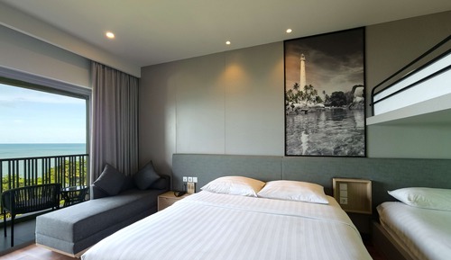Habitación familiar, varias camas, balcón, vistas al mar