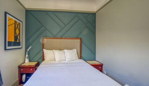 Run of House 1 Queen Bed, Shared Bathroom