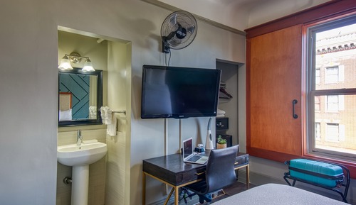 1 Queen City View, Shared Bathroom