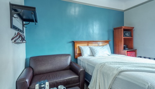 Run of House 1 Queen Bed, Shared Bathroom