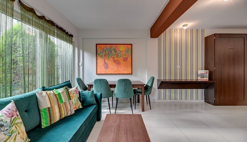 Estudio económico, cocina básica (living room, garden area for 4 adults)