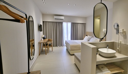 Habitación doble, vistas parciales al mar