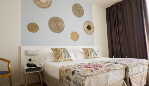 Habitación estándar con 1 cama doble o 2 individuales, balcón