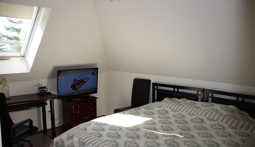 Standard Room, 1 Queen Bed, Shared Bathroom