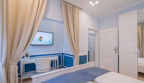 Suite (Azure with Working Station)