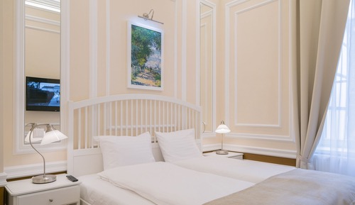 Suite (Pastel with Dining Area)