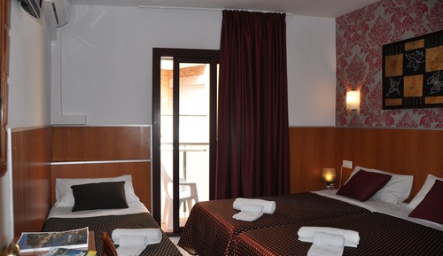 Habitación triple, balcón