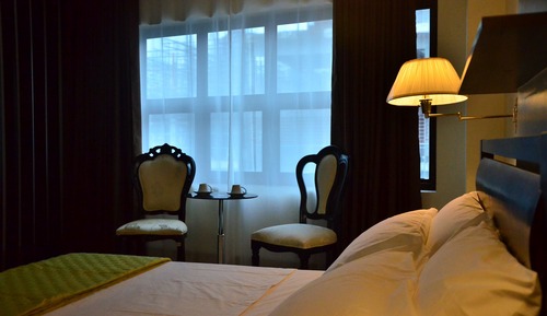 Estudio Premier, 1 cama de matrimonio, vistas a la ciudad, en una planta alta