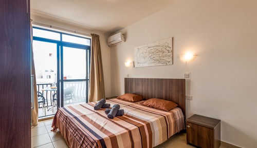 Apartamento, 1 habitación, terraza, vistas parciales al mar
