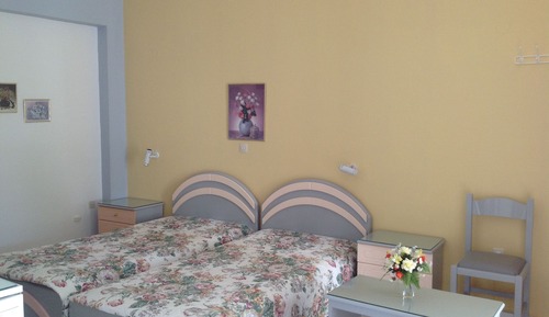 Estudio, vistas parciales al mar