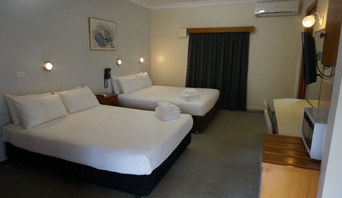 Habitación (1 Queen + 1 Double)