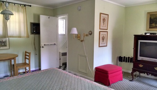 Habitación económica, 1 cama de matrimonio grande, cocina básica, vistas a la montaña