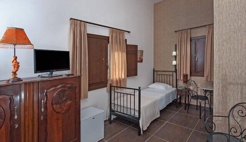 Habitación estándar con 1 cama doble o 2 individuales, vistas a la colina