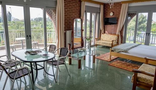 Suite estudio superior, vistas a la piscina (2 adults + 2 children)