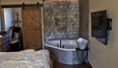 24 Carriage House - 1 King Bed, Jetted Tub