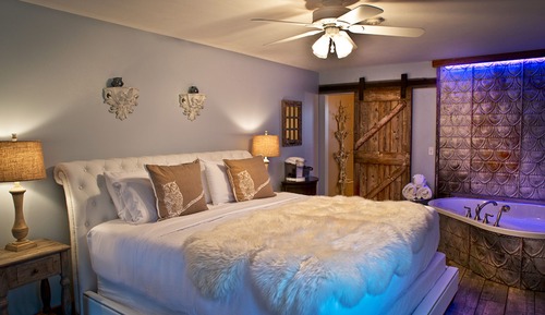 21 Carriage House - 1 King Bed, Jetted Tub