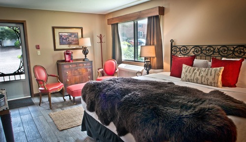 11 Carriage House, 1 King Bed, Accessible, Pet Friendly