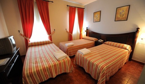 Habitación doble, vistas a la ciudad, en una planta alta (Twin Bed)
