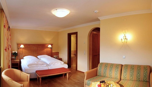 Habitación superior con 2 camas individuales, balcón