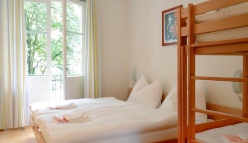 Habitación estándar con 1 cama doble o 2 individuales, baño compartido