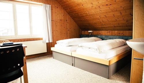Habitación básica con 2 camas individuales, baño compartido