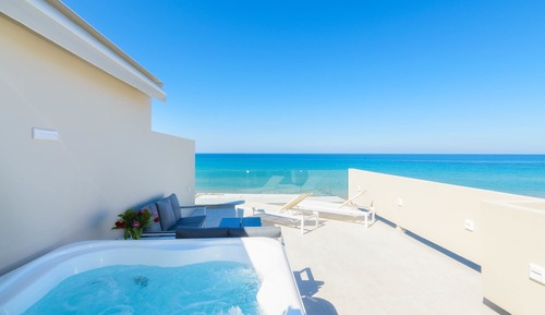 Suite de lujo, vistas al mar, mirando al mar