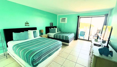 Habitación, 2 camas de matrimonio, cocina básica