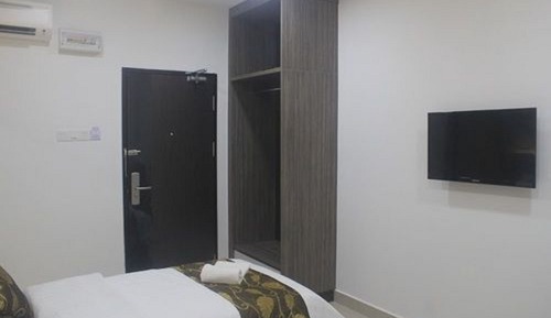 Habitación familiar, varias camas, sin ventanas