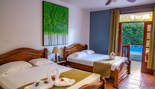 Habitación Deluxe doble, 2 camas de matrimonio, vistas parciales al mar, junto a la piscina